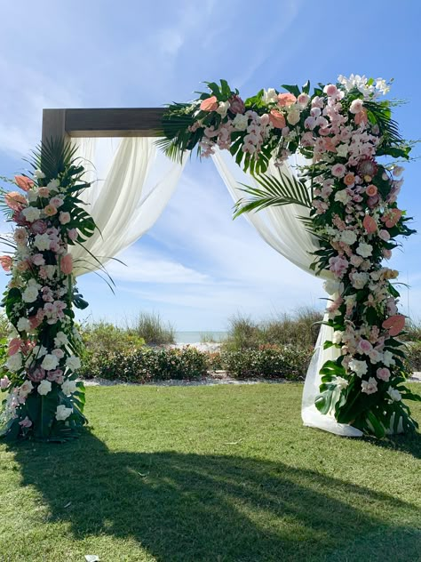 Wedding Entrance Arch Design, Entry Gate Decoration Wedding Outdoor, Lawn Decorations Wedding, Wedding Gate Design, Floral Arch Entrance, Entry Gate For Wedding, Entryway Decor Wedding, Flower Gate Decoration Wedding, Wedding Gate Decor