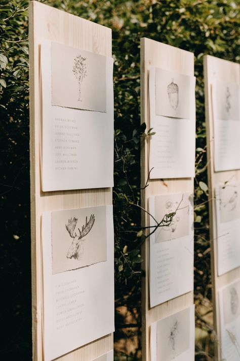 Unique nature inspired seat chart | Image by Emily Delamater Minimalist Wedding Ideas Receptions, Earthy Neutral Wedding, Bulletin Board Seating Chart, Seating Chart Unique, Diy Foam Board Seating Chart Wedding, Unique Signage, Neutral Color Wedding Decor, Minimalist Wedding Seating Chart, Wood Seating Chart