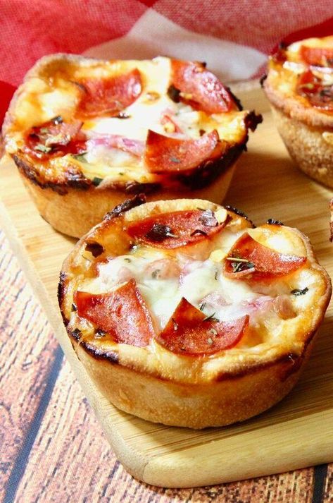 Small Pizzas For Party, Cupcake Pizza Bites, Mini Pizza Dough Recipe Easy, Appetizer Pizza Ideas, Cupcake Pizza Recipe Muffin Tins, Deep Dish Pizza Cupcakes, Mini Pizza Muffins, Mini Pizza Appetizers Finger Foods, Pizza Cupcakes Recipe