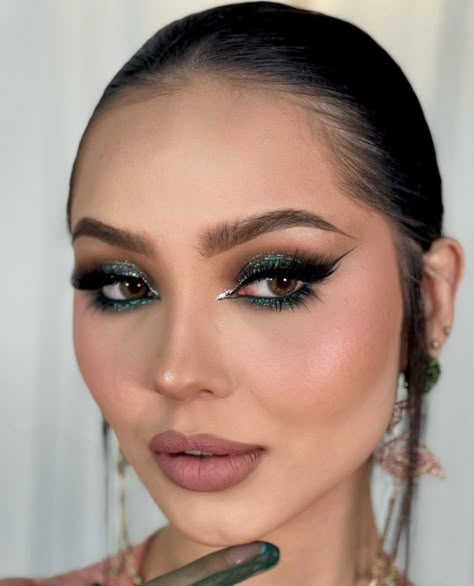 Esmeralda Green Makeup, Emerald Dress Makeup Ideas, Soft Emerald Green Makeup, Dark Green And Gold Makeup Looks, Prom Makeup For Emerald Green Dress, Eye Makeup For Emerald Green Dress, Emerald Green Glam Makeup, Dark Green Makeup Looks Prom, Emerald Green Wedding Makeup