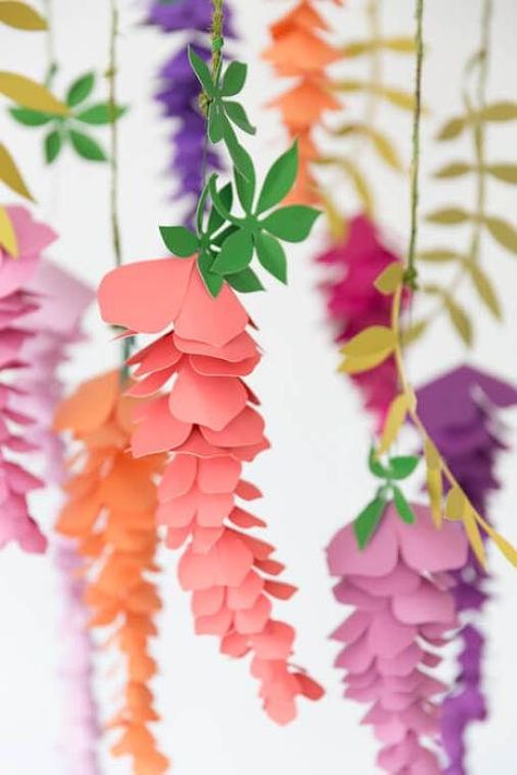 DIY hanging paper wisteria flowers. Abbi Kirsten Collections. Paper Wisteria Diy, Paper Wisteria, Paper Flower Centerpieces, Wisteria Flowers, Fleurs Diy, Easy Paper Flowers, Paper Flower Crafts, Paper Flowers Craft, Giant Paper Flowers