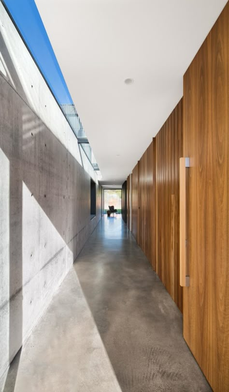 Gallery Of Robinson House By Cera Stribley Architects Local Australian Design And Interiors Portsea, Vic Image 7 Ocean Boulevard, The Local Project, Entry Hallway, Concrete House, Curated Design, Luz Natural, Hallway Ideas, Local Design, Family House