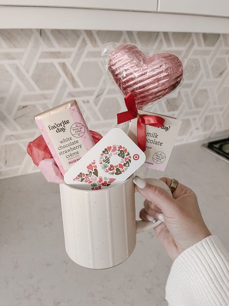 Gift For Teacher Coworker, Small Valentines Gifts, Friend Valentine, Best Friend Valentines, Friend Valentine Gifts, Valentines Day Gifts For Friends, Teacher Holiday Gifts, Valentine Gift Baskets, Valentine Baskets