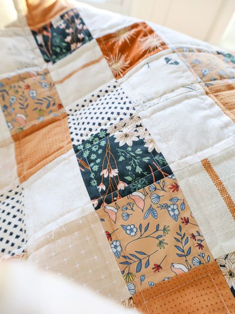 There is something so classic and simple about a patchwork square quilt. It feels homey, vintage, yet simple enough to be classified as "modern."There is something so classic and simple about a patchwork square quilt. It feels homey, vintage, yet simple enough to be classified as "modern." This FREE PDF download includes instructions for Baby and Throw size quilts using either pre-cut 5" squares or a smaller square. The pattern is beginner friendly and a great project fo 6 Fabric Quilt Pattern, Quilts Patterns Beginner, Western Quilt Patterns Ideas, Easy Block Quilts For Beginners, Types Of Quilts Patterns, First Time Quilting Easy, Basic Patchwork Quilt, Basic Square Quilt, Simple Blanket Sewing