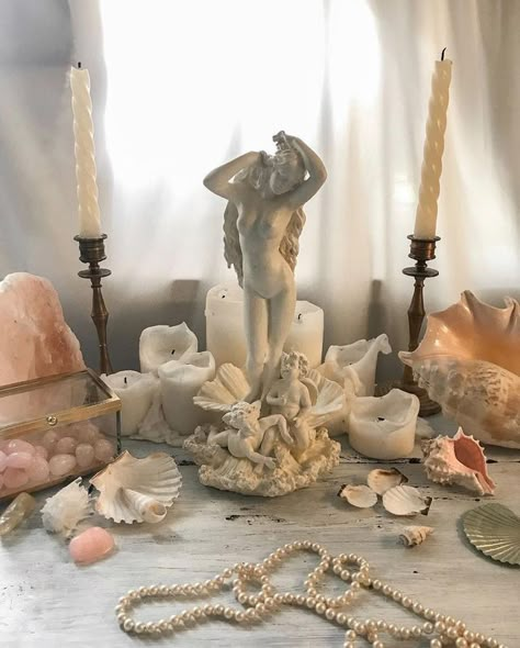 Aphrodite Altar, Lady Aphrodite, Aphrodite Aesthetic, Goddess Aphrodite, Aphrodite Goddess, Altar Ideas, Deco Boheme, Sea Witch, Wallpaper Ipad