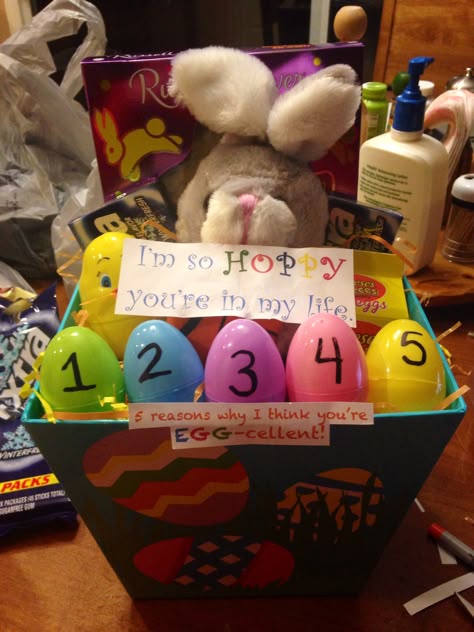 Easter Basket for girlfriend/boyfriend  "I'm so HOPPY you're in my life" "5 reasons I think you're EGG-cellent!"  Then put each reason in an egg Easter Basket Ideas For Boyfriend, Husband Easter Basket, Boyfriend Easter Basket, Cute Easter Basket Ideas, Mens Easter Basket, Birthday Surprise For Girlfriend, Basket Ideas For Boyfriend, Cucumber Trellis Diy, Trellis Diy