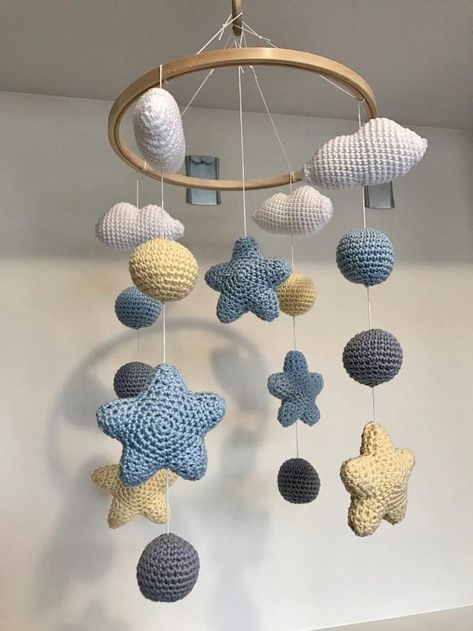 Crochet Baby Mobile, Crochet Baby Mobiles, Crochet Baby Projects, Baby Diy Projects, Crochet Baby Gifts, Wire Knitting, Small Couch, Crochet Mobile, Crochet Nursery