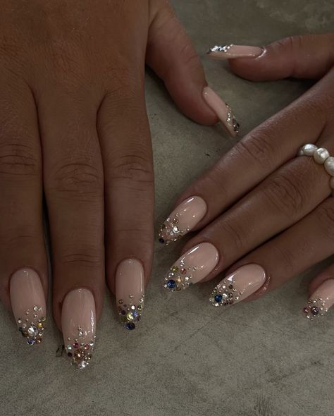 Gold Bejeweled Nails, Sparkly Bling Nails, Almond Prom Nails Acrylic, Diamond Tip Nails Rhinestones, Ring Stone Nails, Bedazzled Almond Nails, White Nail Gem Designs, Nails With Lots Of Gems, Jewels On Nails Rhinestones