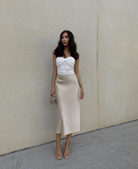 Skort Outfit Elegant, Satin Midi Skirt Outfits, Satin Midi Skirt Outfit, Museum Outfits, White Satin Skirt, Silk Skirt Outfit, Satin Skirt Outfit, Outfit Elegantes, Elegant Classy Outfits