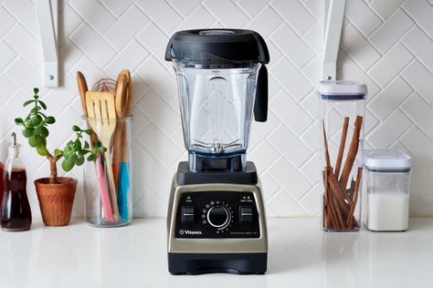 If you found a sleek hunk of blender under your Christmas tree this year, here are five things you should know as you get acquainted. Blender Hacks, Blender Tips, Homemade Dips, Vitamix Blender, Pureed Soup, Kitchen Gear, Real Kitchen, Cooking For A Crowd, Best Blenders