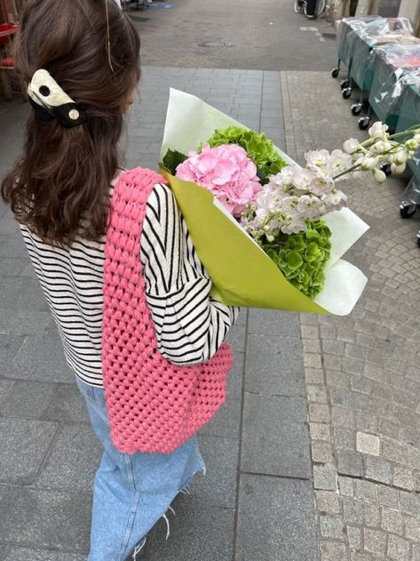 𝙡𝙮𝙣𝙣 в X: «hey spring? hurry up https://t.co/2AMdngaXhG» / X Outfits With Crochet Bag, Knitted Bags Aesthetic, Crochet Bag Outfit, Crochet Bubble Bag, Pink Bags Outfit, Pink Crochet Bag, Crotchet Styles, Crochet Store, Scrap Yarn Crochet