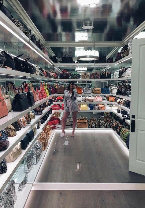 Kylie Jenner Closet, Kylie Jenner House, Jenner House, Bag Closet, Dream Closet Design, Walk In Closet Design, Closet Room, Casa Vintage, Dream Closets