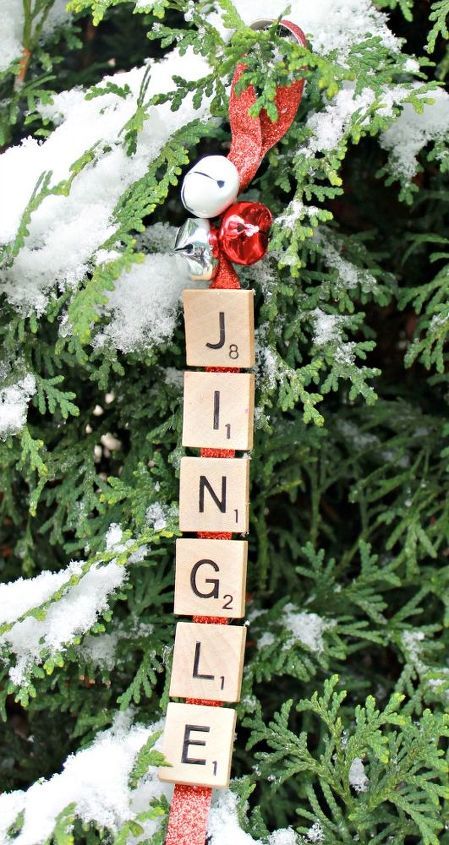 Scrabble Christmas Ornaments, Scrabble Christmas, Scrabble Letter Crafts, Diy Scrabble, Tile Ornaments, Scrabble Ornaments, Scrabble Tile Crafts, Christmas Diy Ornaments, Scrabble Board