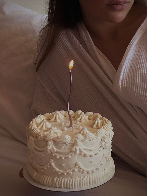 White Vintage Birthday Cake, Vintage Mini Cake, White Birthday Cake Aesthetic, 28 Birthday Cake, Simple Birthday Cake Designs, White Birthday Cake, Modern Birthday Cakes, White Birthday Cakes, Vintage Birthday Cakes