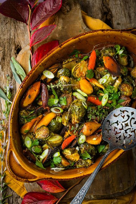 Maple Balsamic Roasted Brussels Sprouts and Carrots Maple Glazed Carrots And Brussel Sprouts, Balsamic Brussel Sprouts And Carrots, Brussel Sprouts Recipes Easy, Brussel Sprouts Recipes, Vegan Thanksgiving Menu, Holiday Dinner Menu, Maple Glazed Carrots, Sprouts Recipes, Maple Balsamic