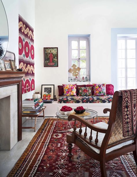 From a prince's party pad to a whimsical Jaipur apartment, these extravagant Indian homes embrace timeless royalty. Jaipur Bedroom Decor, Jaipur Home Decor, Rajasthan Interior Design, Jaipur Interior Design, Garden Tuscany, Padmanabh Singh, Interior Design India, Board House, Indian Room