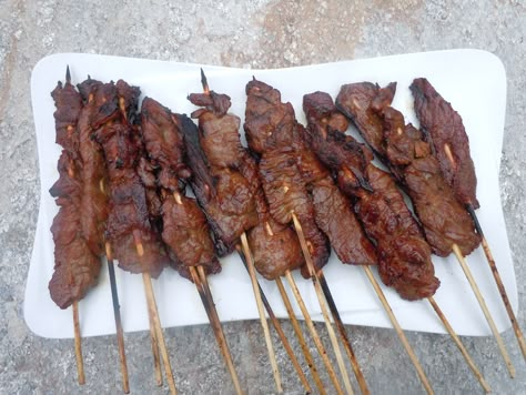 Beef Skewers Marinade, Gourmet Beef Recipes, Steak On A Stick, Sliced Steak Recipes, Hosting Bbq, Beef Skewers Grill, Marinated Steak Kabobs, Meat On A Stick, Appetizer Skewers