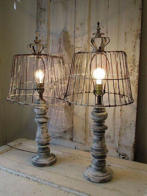 Spindle Ideas, Farmhouse Table Lamps, Farmhouse Lamps, Rustic Table Lamps, Lamp Makeover, Diy Lampe, Tanah Liat, Rustic Lamps, Old Door