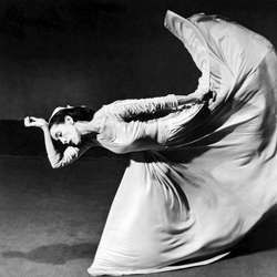 Martha Graham - Maturity | Britannica Elementary Art Lesson Plans, Pina Bausch, Martha Graham, Famous Photos, Annie Leibovitz, Living Modern, Dance Movement, American Poets, Richard Avedon