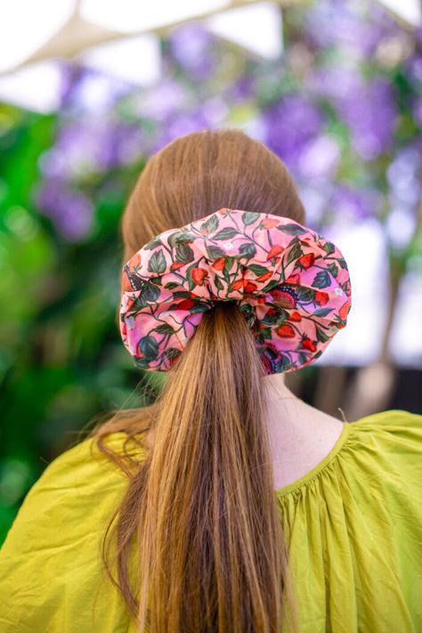 How To Make an Oversized Scrunchie Diy Scrunchie With Bow, Jumbo Scrunchies Diy, Unique Scrunchie Ideas, Giant Scrunchie, Diy Scrunchie, Oversized Scrunchie, Scrunchies Diy, Studio Diy, Holiday Costumes