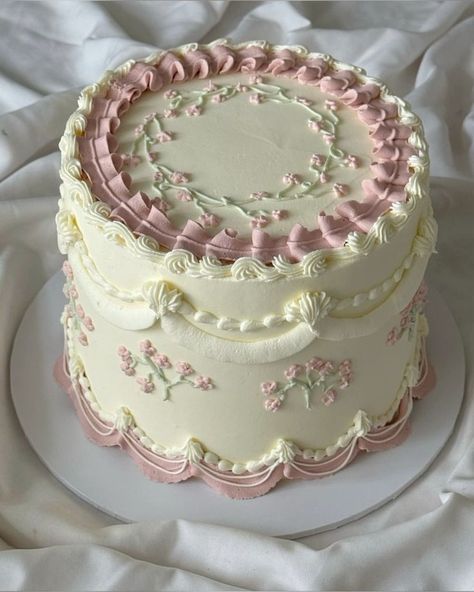 Vintage Cake White And Pink, Vintage Sweet 16 Cake, Cute 2 Tier Cakes, Cake Ideas 25th Birthday, Vintage Icing Cake, Pretty In Pink Birthday Cake, Artsy Chic Cake, Vintage Cake Decor, Pink And White Vintage Cake