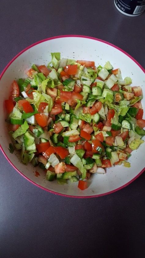 Green Salad Recipe for Beginners Fruit Salad Decoration Ideas, Aesthetic Salad, Fruit Salad Decoration, Salad Decoration Ideas, Salad Decoration, Recipe For Beginners, Steak Side Dishes, Green Salad Recipes, Recipe Salad