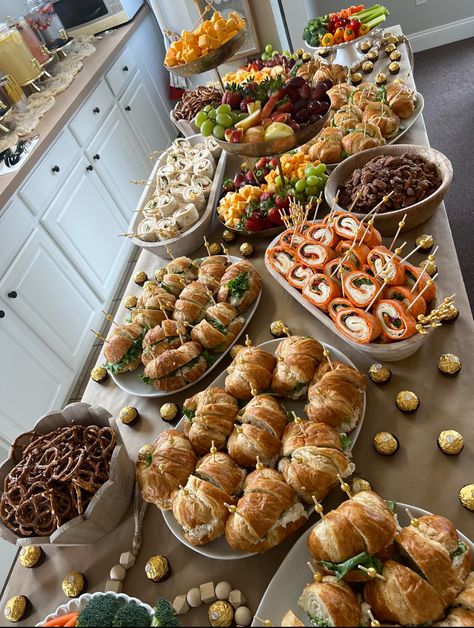 Buffay Food Table, Lunch Birthday Ideas, Shower Buffet Table Ideas, Wedding Shower Fruit Tray Ideas, Breakfast Catering Ideas Events, Finger Food Buffet Table Ideas, Brunch Food Set Up, Baby Shower Cravings Table, Hosting Party Food