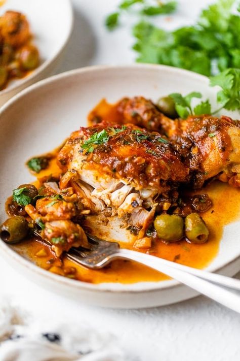 Pollo Guisado or Latin Chicken Stew Pollo Guisado Recipe, Chicken Stew Recipe, Stew Chicken Recipe, Hearty Chicken, Iron Chef, Skinnytaste Recipes, Braised Chicken, Skinny Taste Recipes, Chicken Stew