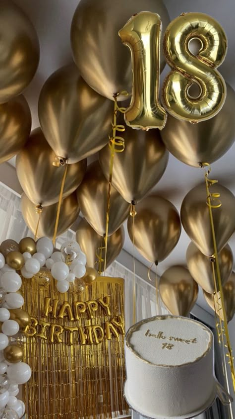 Hairstyles Pics, Golden Birthday Gifts, 18th Party Ideas, Double Birthday Parties, Gold Theme Party, New Years Eve Party Ideas Decorations, Golden Bday, Champagne Birthday, 17th Birthday Ideas