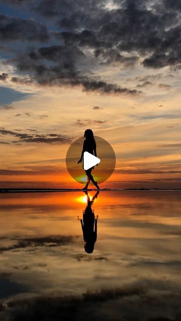 iPhone Photography School on Instagram: "🤩 Is this the BEST video idea ever? Probably! And it’s also so easy to do! Watch this short tutorial and WOW all your followers! 🌅  Tap the link on BIO and discover many more ideas like this! 📲  #iphonecamera #shotoniphone #iphoneshot #iphonevideography #videoideas #sunsetphotography" Video Tips, Iphone Videography, Best Video Ever, Photography Tips Iphone, Bad Photos, Phone Hacks, Iphone Camera, School Photography, Blow Your Mind