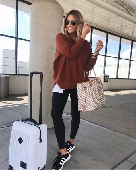 37 Cute and Practical Outfits For The Airport Travel Outfit Summer Airport Chic, Aeroplane Outfit, Flight Outfit Airport Style, Airport Outfit Spring, Chic Airport Outfit, Airport Chic, Plane Outfit, Sweatpants Outfit Ideas, Airport Travel Outfits