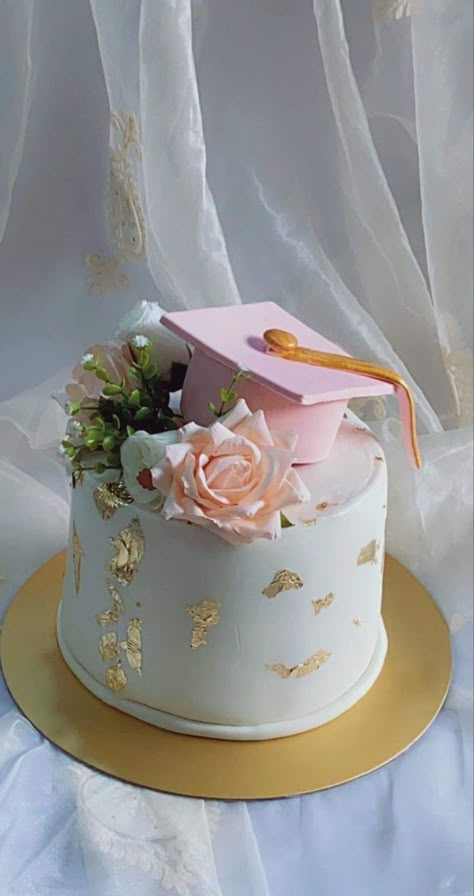 Aesthetic Graduation Cake Ideas, Pastel Graduation Cake, Graduation College Cake, Floral Grad Cake, Floral Graduation Cakes, Pretty Graduation Cakes, Pink And White Graduation Cake, Legally Blonde Graduation Party, Grad Party Cake Ideas