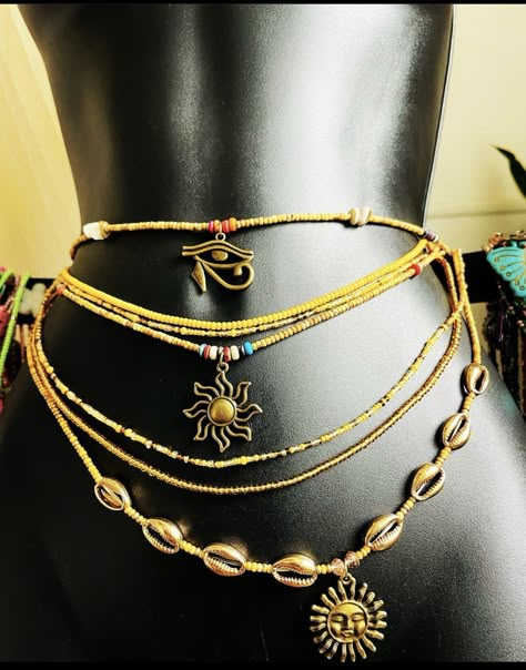 Black Earthy Girl Aesthetic Jewelry, Earthy Waist Beads, Earthy Girl Jewelry, Waistbeads Aesthetics, Spiritual Jewelry Aesthetic, Jewlerie Aesthetic Diy, Waist Beads Black Women, Waist Jewelry Aesthetic, Waist Beads Outfit