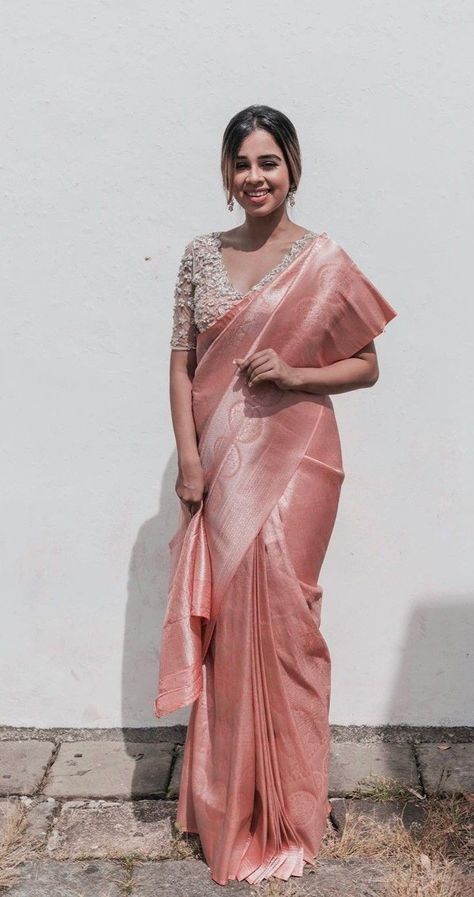 Saree Wearing Styles, Sarees For Girls, Simple Saree Designs, Fashionable Saree Blouse Designs, Fancy Sarees Party Wear, Sari Blouse Designs, Indian Saree Blouses Designs, Simple Sarees, Saree Designs Party Wear