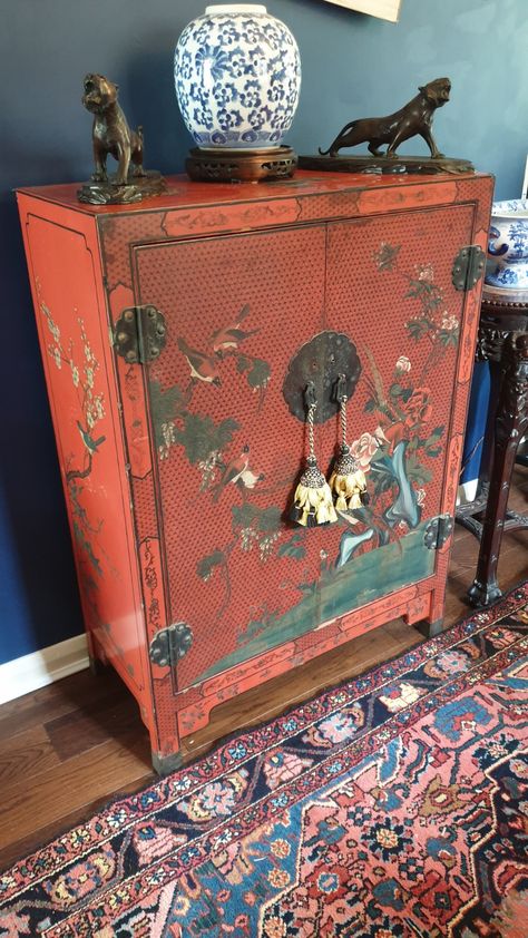 Chinoiserie Painted Furniture, Vintage Chinese Interior Design, Antique Asian Furniture, Vintage Chinese Furniture, Chinese Antique Furniture, Chinese Cabinet Living Room, Chinese Furniture Living Room, Chinese Cupboard, Chinese Room Decor