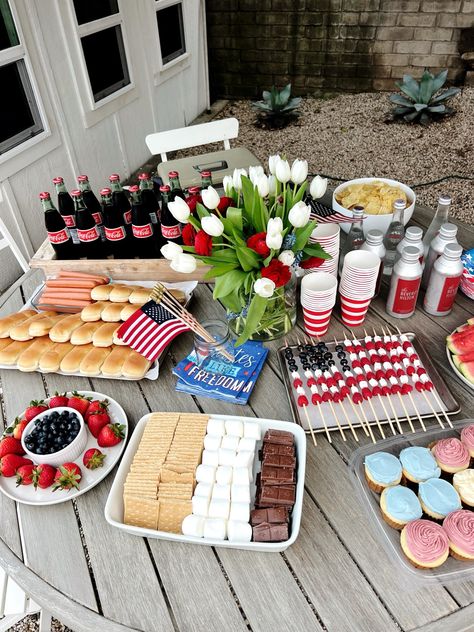 Host a Simple Patriotic Party - Jaime J Scott Usa Party Food, Fourth Of July Decor Ideas, Hosting Fourth Of July Party, Small 4th Of July Party, All American Birthday Party, 4th Of July At Home, Summer Get Together Ideas, Labor Day Party Ideas Decorations, 4th Of July Hosting