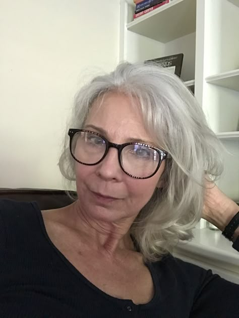 Czech New Wave, Old Lady Pics, White Lady, Silver Grey Hair, Older Style, Afro Punk, Older Fashion, Ageless Beauty, Wearing Glasses