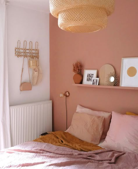 Déco chambre bohème rose, mur chambre peinture rose terracotta, suspension Ikea cannage chambre, patère en rotin ligne de lit en lin rose et terracotta, étagère murale rose tête de lit. Pink Bedroom Walls, Pink Bedrooms, Boho Bedroom Decor, Boho Room, Pink Room, Bedroom Boho, Pink Bedroom, Pink Walls, Decor Minimalist