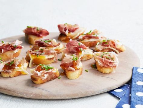 Get Prosciutto, Brie and Apricot Crostini Recipe from Food Network Prosciutto Appetizer Recipes, Prosciutto Brie, Appetizers Bruschetta, Prosciutto Appetizer, Crostini Appetizers, Crostini Recipes, Valentines Day Dinner, Appetizer Bites, Baked Brie