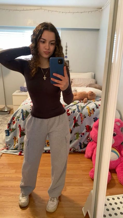 Comfy outfit Comfy Cargo Pants Outfit, Cargo Sweatpants Outfit Winter, Outfits With Cargo Sweatpants, Sweatpants Cargo Outfit, How To Style Cargo Sweatpants, Sweats Outfit For School, Aritzia Cargo Sweatpants Outfit, Sweatpants Outfit Nike, Comfy Sweats Outfit