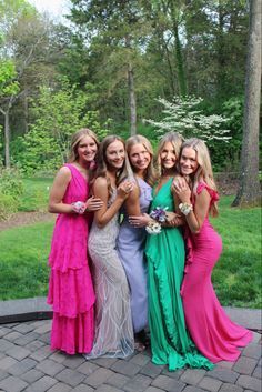 Preppy Prom Dresses, Dresses Preppy, Homecoming Poses, Hoco Pics, Prom Picture Poses, Dresses Hoco, Rush Outfits, Prom Photoshoot, Prom Dress Inspo