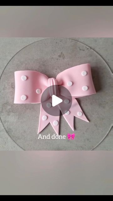 Dort Minnie, Fondant Bow Tutorial, Bridgerton Cake, Simple Fondant Cake, Fondant Bows, How To Make A Tie, Royal Frosting, Make A Bow Tie, Fondant Bow