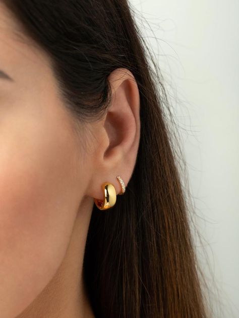 Minimalist Ear Piercings, Thick Gold Hoops, Chunky Gold Hoop Earrings, Pretty Ear Piercings, Double Piercing, Piercing Inspo, Types Of Earrings, Hoops Gold, Loop Earrings