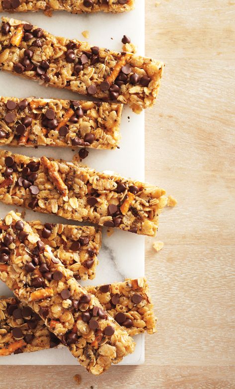 Chocolate-Peanut Butter Granola Bar Low Calorie Sweet Snacks, Costco Snacks, Peanut Butter Granola Bars, Healthy Snack Bars, Peanut Butter Chocolate Bars, Peanut Butter Granola, Homemade Granola Bars, Cereal Bar, Granola Bar