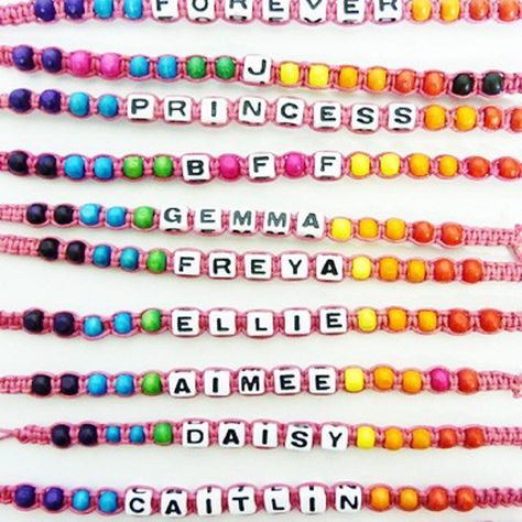 Friendship bracelets are a great accessory to show their friendship with someone. Here we present 9 pictures of friendship bracelets with names. Bracelets With Words, Bracelets With Names, Friendship Bracelets With Names, Silver Friendship Bracelets, Braided Friendship Bracelets, Beads Tutorial, Friendship Bracelets Easy, Cute Friendship Bracelets, Magic Wallet