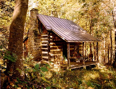 Small Rustic Log Cabins | much smaller and more quaint log cabin, it presents a cozy retreat ... Rustic Cabin Exterior, Small Log Homes, Old Cabins, Small Cabins, Little Cabin In The Woods, Log Houses, Log Cabin Rustic, Small Log Cabin, Rustic Log Cabin