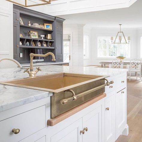 😍😍😍 . . . @beckiowens #repost #kitchen #kitchendesign #design #interiordesign #realestate #realtor #interiors #interiordecor #gold #white #lovewhereyoulive #renovation #dreamhome #milliondollarlisting Industrial Kitchens, Officine Gullo, Copper Kitchen Sink, Brass Sink, Best Kitchen Designs, Home Luxury, Inspire Me Home Decor, Italian Kitchen, Undermount Kitchen Sinks