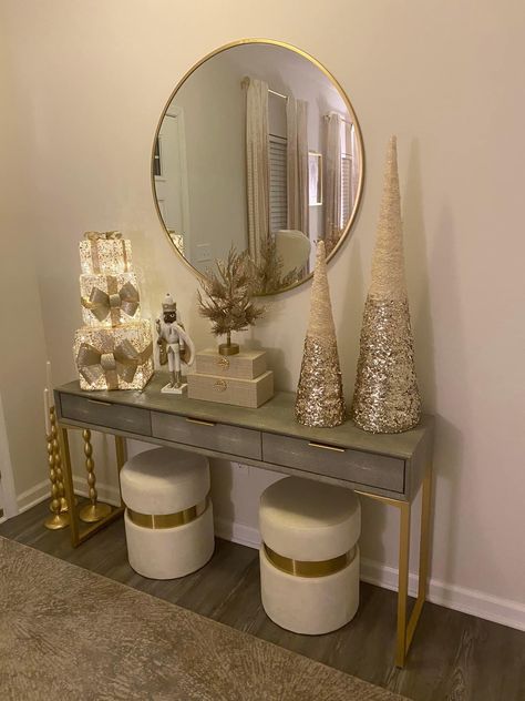 Christmas Decor Ideas For Living Room White And Gold, Gold Christmas Decorations Living Room, Christmas Decor Ideas Gold, Gold Vase Christmas Decor, Silver And Gold Christmas Dining Table, White Gold Christmas Decor, Christmas Dining Room Table Gold And White, Gold Christmas Living Room, Gold Christmas Vase D