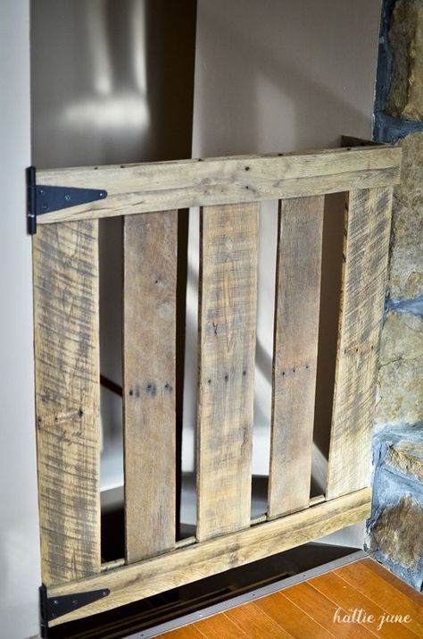 Pallet Baby Gate #WoodworkingProjectsdiy Pallet Gate, Diy Dog Gate, Pallet Projects Decor, Pallets Projects, Wood Pallet Ideas, Pallet Kitchen, Diy Wood Pallet, Pallet Patio Furniture, Pallet Projects Furniture