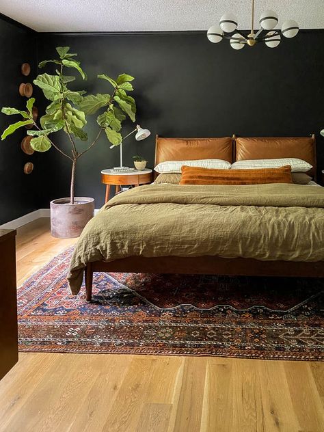 Bedroom Inspirations Minimalist, Moody Bedroom, Bed Rug, Interior Design Per La Casa, Mid Century Modern Bedroom, Clean Bedroom, Design Del Prodotto, Design Living Room, Black Walls